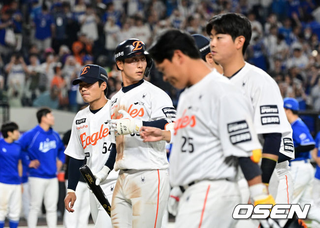 [OSEN=대전, 지형준 기자] 프로야구 삼성 라이온즈가 이번에는 시원한 타격으로 한화 이글스를 잡고 5연승을 질주했다.박진만 감독이 이끄는 한화는 15일 대전 한화생명 볼파크에서 열린 2026 신한 SOL KBO리그 한화와의 원정경기에서 13-5 대승을 거뒀다. 이날 승리로 5연승을 질주한 삼성은 시즌 10승(4패1무) 고지를 밟으면서 LG 트윈스(10승5패)를 제치고 단독 1위로 올라섰다. 5연패에 빠진 한화는 6승9패가 됐다.경기를 마치고 한화 선수들이 패배를 아쉬워하고 있다. 2026.04.15/ jpnews@osen.co.kr