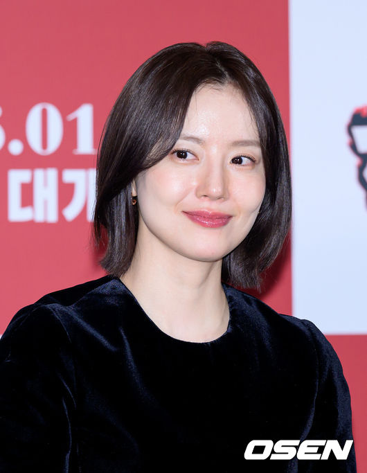 [OSEN=이대선 기자] 8일 오후 서울 잠실 롯데시네마 월드타워에서 영화 '하트맨' 언론시사회가 열렸다.‘하트맨’은 돌아온 남자 승민(권상우)이 다시 만난 첫사랑을 놓치지 않기 위해 고군분투하지만, 그녀에게 절대 말할 수 없는 비밀이 생기며 벌어지는 코미디로 오는 14일 전국 극장에서 개봉한다.배우 문채원이 취재진의 질문을 듣고 있다. 2026.01.08 /sunday@osen.co.kr