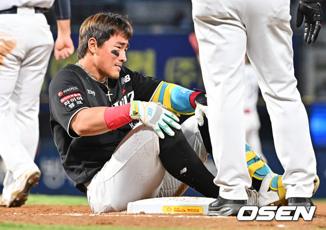 [OSEN=창원, 이석우 기자] 15일 창원NC파크에서 2026 신한 SOL KBO 리그 NC 다이노스와 KT 위즈의 경기가 열렸다. 홈팀 NC는 신민혁이, 방문팀 KT는 오원석이 선발 출전했다. KT 위즈 안현민이 6회초 좌전 안타를 치고 2루로 진루하다 넘어진 후 1루로 귀루, 괴로워하고 있다. 2026.04.15 / foto0307@osen.co.kr