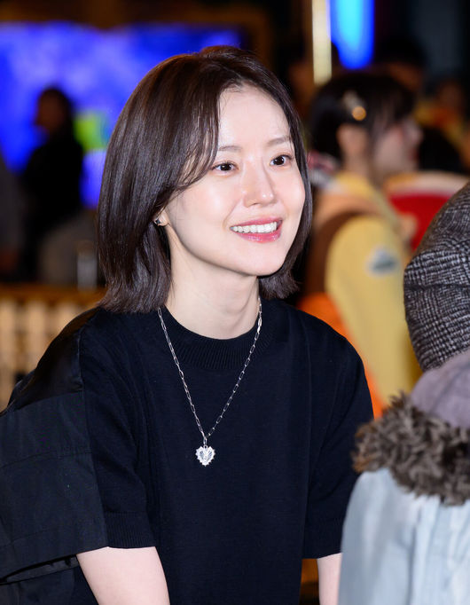 [OSEN=이대선 기자] 8일 오후 서울 잠실 롯데월드 회전목마에서 영화 '하트맨' 팬 이벤트가 열렸다.‘하트맨’은 돌아온 남자 승민(권상우)이 다시 만난 첫사랑을 놓치지 않기 위해 고군분투하지만, 그녀에게 절대 말할 수 없는 비밀이 생기며 벌어지는 코미디로 오는 14일 전국 극장에서 개봉한다.배우 문채원이 팬과 만나고 있다. 2026.01.08 /sunday@osen.co.kr