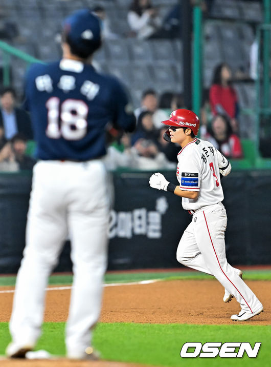 [OSEN=인천, 민경훈 기자] 15일 오후 인천 SSG랜더스필드에서 ‘2026 신한 SOL Bank KBO리그' SSG 랜더스와 두산 베어스의 경기가 진행됐다.이날 SSG는 최민준을, 두산은 이영하를 선발투수로 내세웠다.8회말 2사 SSG 정준재가 우월 솔로 홈런을 때린 후 그라운드를 돌고 있다. 2026.04.15 / rumi@osen.co.kr