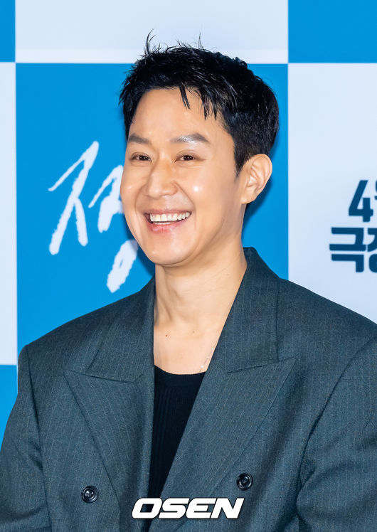[OSEN=박준형 기자] 16일 오후 서울 용산아이파크몰 내 용산 CGV에서 영화 ‘짱구’(정우·오성호 공동 연출) 언론시사회가 진행됐다배우의 꿈을 안고 서울로 상경한 짱구(정우 분)의 치열한 도전기와 좌충우돌 생존기를 리얼하게 다룬 작품이다. 특히 배우 정우가 직접 시나리오를 집필하고 공동 연출과 주연까지 소화해 작품에 남다른 진정성을 불어넣었다.배우 정우가 미소 짓고 있다  2026.04.16 / soul1014@osen.co.kr