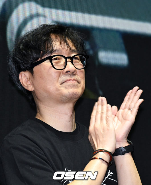 [OSEN=조은정 기자]영화 ‘왕과 사는 남자(감독 장항준)’ 천만 관객 감사 무대인사가 17일 서울 메가박스 코엑스에서 열렸다.'왕과 사는 남자'의 누적 관객 수는 1360만 1732명이다. 국내 역대 박스오피스 공식 통계 기준 흥행 영화 톱10 중 7위인 '아바타'(1362만명)의 기록을 17일 중 넘어설 것으로 예상된다.장항준 감독이 관객과의 시간을 갖고 있다. 2026.03.17 /cej@osen.co.kr