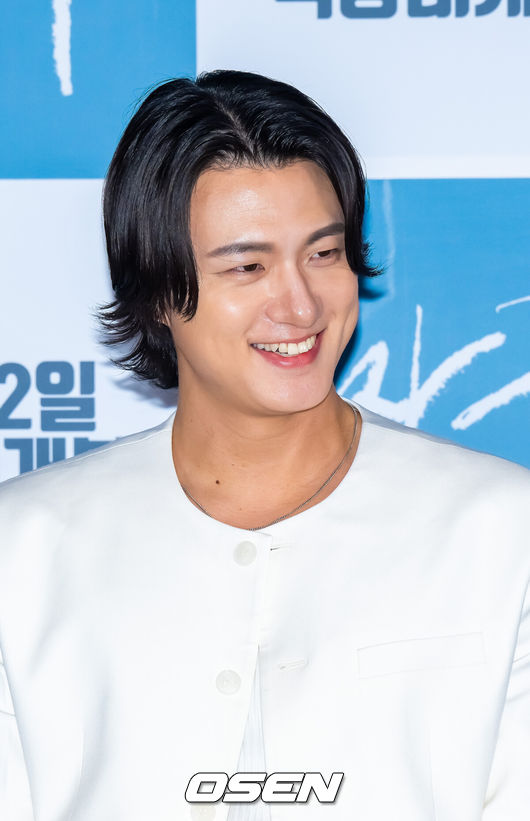 [OSEN=박준형 기자] 16일 오후 서울 용산아이파크몰 내 용산 CGV에서 영화 ‘짱구’(정우·오성호 공동 연출) 언론시사회가 진행됐다배우의 꿈을 안고 서울로 상경한 짱구(정우 분)의 치열한 도전기와 좌충우돌 생존기를 리얼하게 다룬 작품이다. 특히 배우 정우가 직접 시나리오를 집필하고 공동 연출과 주연까지 소화해 작품에 남다른 진정성을 불어넣었다.배우 신승호가 미소 짓고 있다  2026.04.16 / soul1014@osen.co.kr