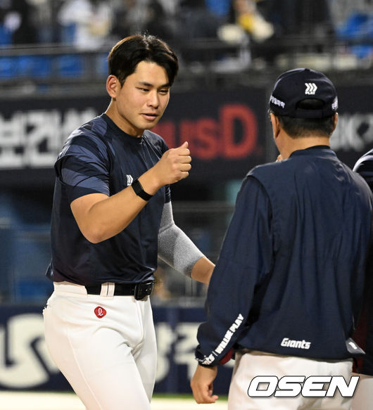 [OSEN=잠실, 이대선 기자] 프로야구 롯데 자이언츠가 LG 트윈스를 꺾고 2연패를 탈출했다. LG는 8연승에서 멈췄다.롯데는15일 서울 잠실구장에서 열린 2026 KBO리그 LG와 경기에서 2-0으로 승리했다.경기 종료 후 롯데 김진욱이 김태형 감독과 승리의 기쁨을 나누고 있다. 2026.04.15 /sunday@osen.co.kr