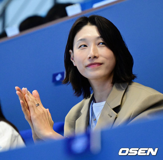 [OSEN=인천, 지형준 기자] 2일 인천 계양체육관에서 진에어 2025~2026 V리그 남자부 챔피언결정 1차전이 열렸다.양팀은 2시즌 연속 챔피언결정전에서 만났다. 대한항공은 정규리그 1위, 현대캐피탈은 2위로 우리카드를 플레이오프에서 꺾고 올라왔다. 김연경이 챔피언결정전을 찾아 관전하고 있다. 2026.04.02/ jpnews@osen.co.kr