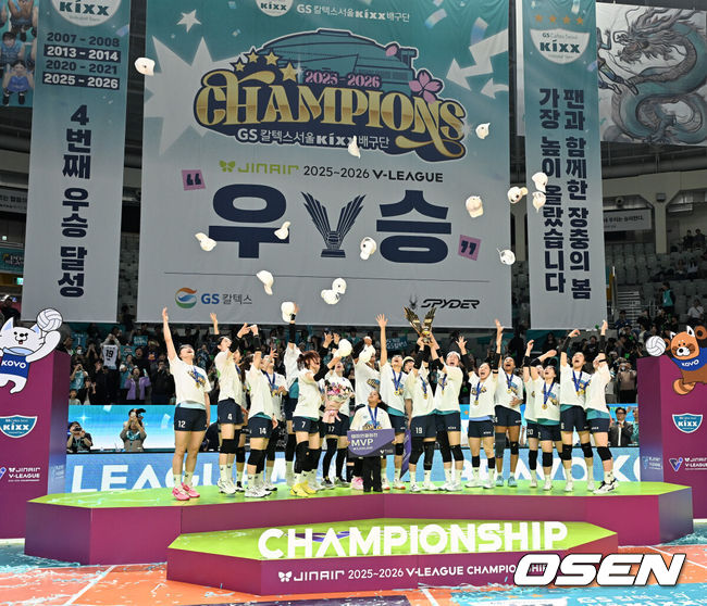 [OSEN=장충체, 민경훈 기자] 정규시즌 3위를 기록한 GS칼텍스가 가장 높은 곳에서 시즌을 마무리했다.GS칼텍스는 5일 장충체육관에서 열린 2025-2026 V리그 여자부 챔피언 결정 3차전에서 세트 스코어 3-1(25-15 19-25 25-20 25-20)으로 이겼다. 2020~21시즌 이후 5년 만에 정상을 탈환했다.경기를 마치고 우승 세리머니가 진행되고 있다. 2026.04.05 / rumi@osen.co.kr