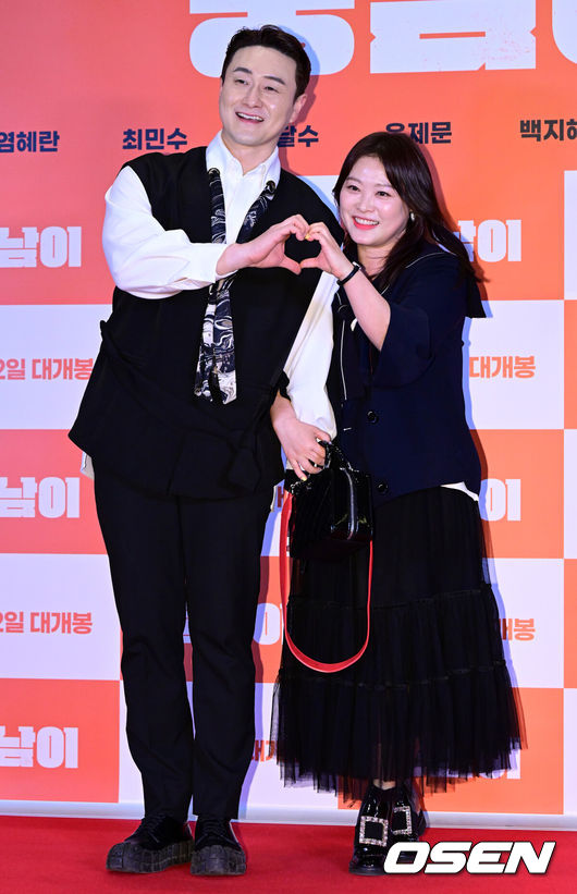 [OSEN=지형준 기자] 20일 오후 서울 CGV용산아이파크몰에서 영화 ‘웅남이‘ VIP 시사회 포토월 행사가 열렸다.오는 22일 개봉 예정인 ‘웅남이’는 인간을 초월하는 짐승 같은 능력으로 국제 범죄 조직에 맞서는 웅남(박성웅 분)의 좌충우돌 코미디 영화다. 단군신화에 나오는 '쑥과 마늘을 먹고 인간이 된 곰' 설화를 재해석한 영화로, 개그맨 박성광이 내놓는 첫 상업영화로 주목을 받고 있다.개그맨 김원효, 심진화 부부가 포즈를 취하고 있다. 2023.03.20 /jpnews@osen.co.kr