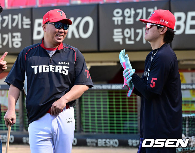 [OSEN=광주, 지형준 기자] 16일 광주-기아 챔피언스필드에서 KIA 타이거즈와 키움 히어로즈의 경기가 열렸다.7연승을 노리는 KIA는 제임스 네일, 최하위 키움은 알칸타라를 선발로 내세웠다.경기에 앞서 KIA 이범호 감독과 김도영이 이야기를 나누고 있다. 2026.04.16/ jpnews@osen.co.kr