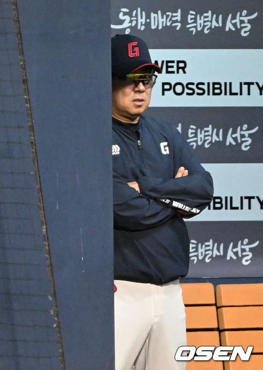 [OSEN=잠실, 이대선 기자] 16일 서울 잠실야구장에서 2026 신한 SOL KBO리그 LG 트윈스와 롯데 자이언츠의 경기가 열렸다.이날 LG는 치리노스, 롯데는 로드리게스를 선발로 내세웠다.8회초 롯데 김태형 감독이 경기를 바라보고 있다. 2026.04.16 /sunday@osen.co.kr