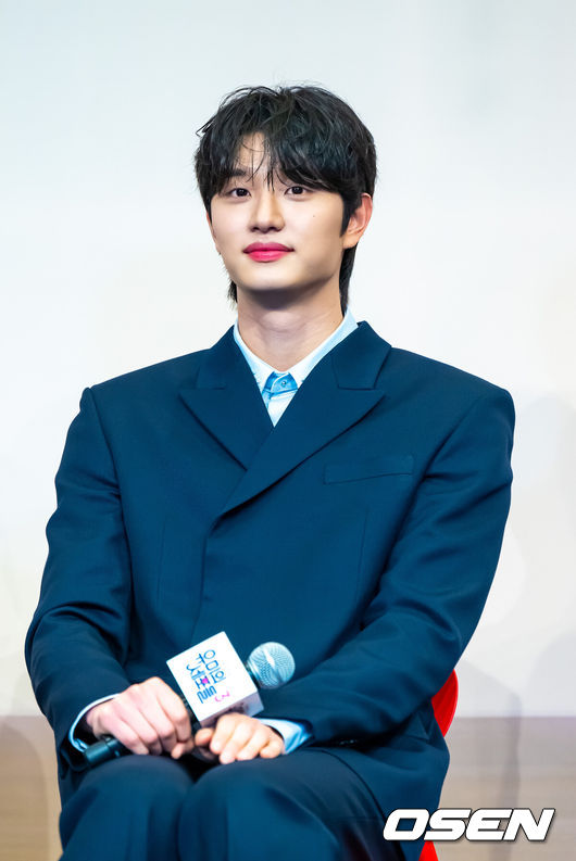 [OSEN=박준형 기자] 7일 오후 서울 신도림 더링크 호텔에서 티빙 오리지널 '유미의 세포들' 시즌3 제작발표회가 진행됐다.배우 김고은과 김재원이 출연하는 ‘유미의 세포들'은 스타작가가 된 유미의 무자극 일상 속 날벼락처럼 찾아온 뜻밖의 인물로 인해 다시 한번 웃고 울고 사랑에 빠지는 세포 자극 공감 로맨스를 그렸다. 오는 13일 공개.배우 김재원이 질문을 듣고 있다.   2026.04.07 / soul1014@osen.co.kr