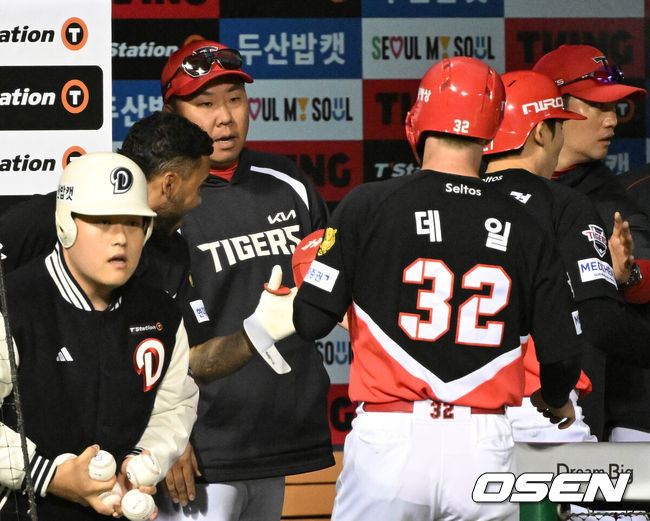 [OSEN=잠실, 이대선 기자] 17일 서울 잠실야구장에서 2026 신한 SOL KBO리그 두산 베어스와 KIA 타이거즈의 경기가 열렸다.이날 두산은 잭로그, KIA는 이의리를 선발로 내세웠다.7회초 1사 1,2루에서 KIA 이범호 감독이 김선빈의 우중간 2타점 적시 2루타 때  환호하고 있다. 2026.04.17 /sunday@osen.co.kr