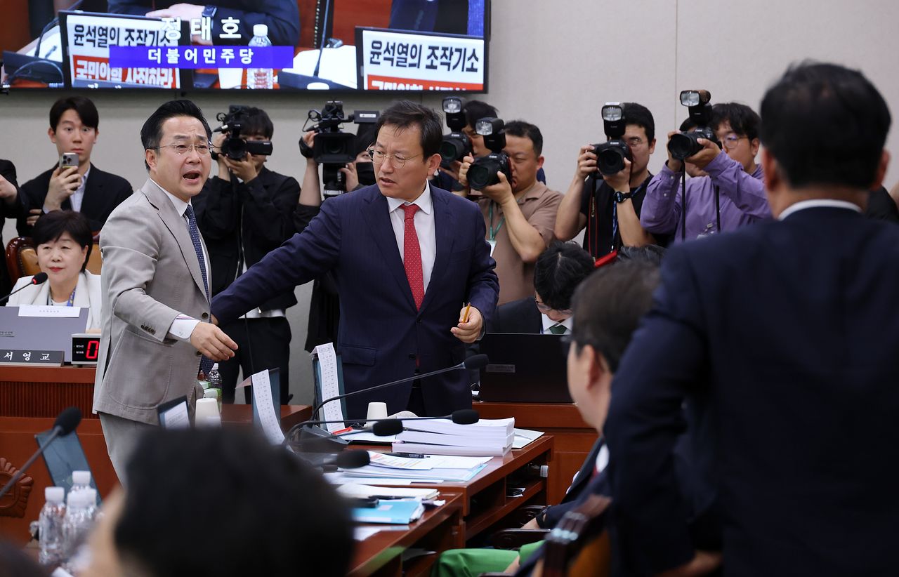 16일 열린 국회 ‘윤석열 정권 정치검찰 조작기소 의혹 사건 진상규명 국정조사특별위원회 대장동·위례 개발비리 및 김용 전 민주연구원 부원장 관련 의혹 사건에 대한 청문회’에서 큰 소리로 항의하는 더불어민주당 박성준 의원(왼쪽)을 국민의힘 김형동 의원이 만류하고 있다. [연합뉴스]
