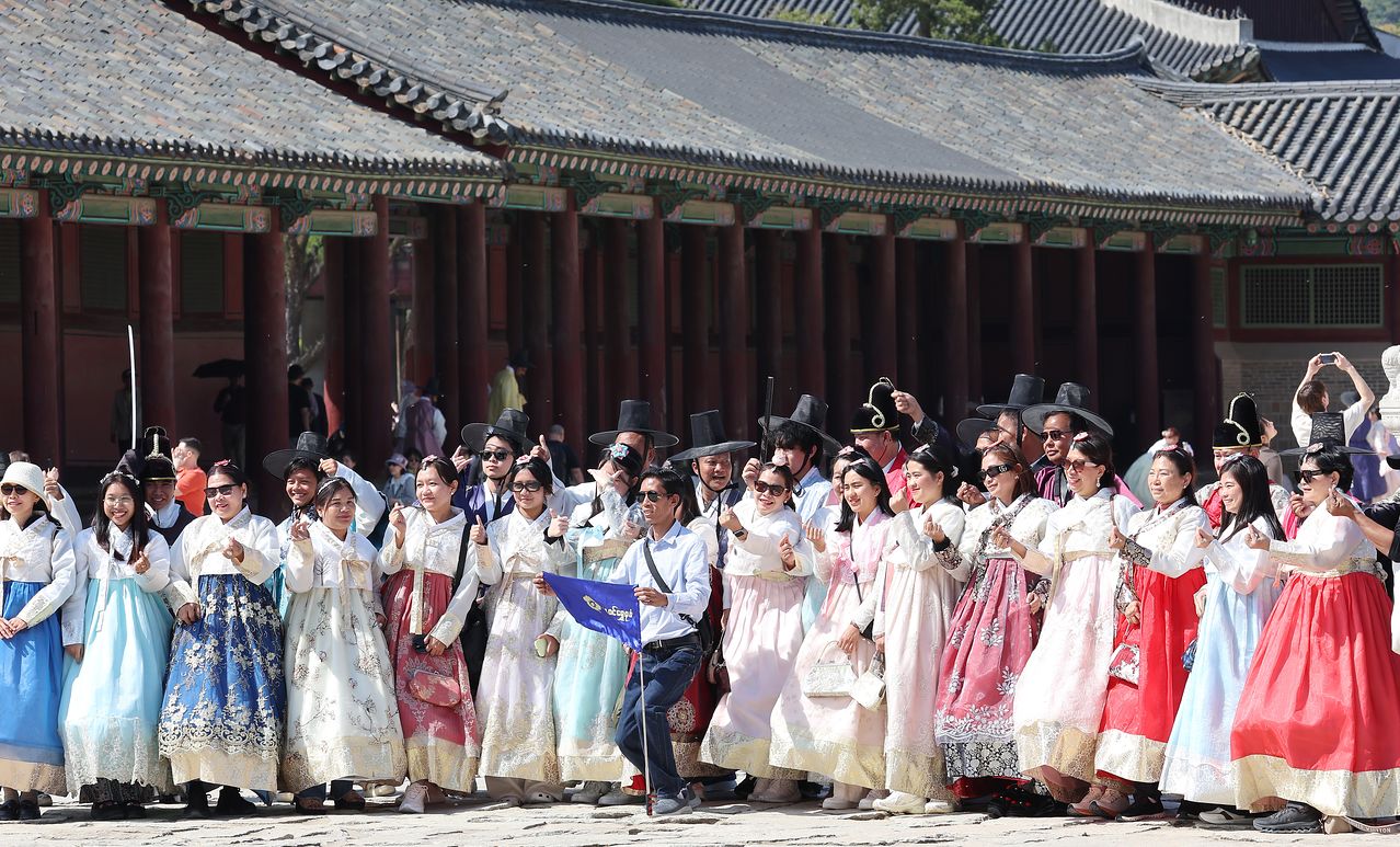 지난 1분기 한국을 방문한 외국인 관광객이 1분기 기준 역대 최대를 기록했다. 사진은 지난 16일 서울 경복궁을 찾은 관광객들이 기념 촬영을 하고 있는 모습. 연합뉴스