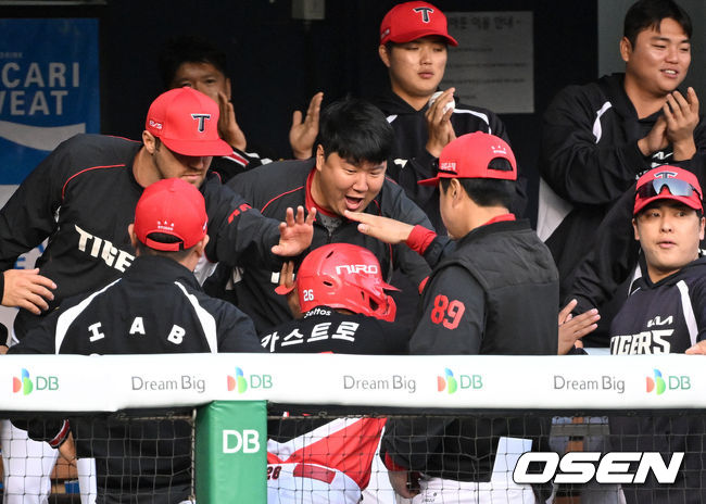 [OSEN=잠실, 이대선 기자] 17일 서울 잠실야구장에서 2026 신한 SOL KBO리그 두산 베어스와 KIA 타이거즈의 경기가 열렸다. 1회초 2사 2루에서 KIA 박민의 중전 적시타 때 홈을 밟은 2루주자 카스트로가 더그아웃에서 환호하고 있다. 2026.04.17 /sunday@osen.co.kr