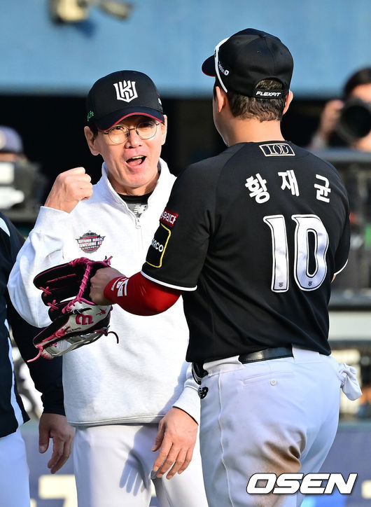 [OSEN=잠실, 민경훈 기자] 5일 서울 잠실야구장에서 2024 신한 SOL뱅크 KBO 포스트시즌 준플레이오프 1차전 LG 트윈스와 KT 위즈의 경기가 열렸다.KT는 5일 서울 잠실구장에서 열린2024 KBO리그포스트시즌 준플레이오프 1차전에서 LG에 3-2로 승리했다. 경기를 마치고 KT 이강철 감독이 황재균과 하이파이브를 하고 있다. 2024.10.05 / rumi@osen.co.kr