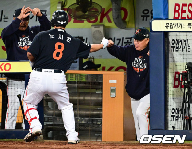 [OSEN=대구, 조은정 기자]21일 대구 삼성라이온즈파크에서 2025 신한 SOL Bank KBO리그 포스트시즌 플레이오프 3차전 삼성 라이온즈와 한화 이글스의 경기가 열렸다.홈팀 삼성은 후라도, 방문팀 한화는 류현진을 선발로 내세웠다.5회초 2사 2루 한화 노시환이 재역전 투런 홈런을 날린 뒤 김경문 감독의 축하를 받고 있다.  2025.10.21 /cej@osen.co.kr