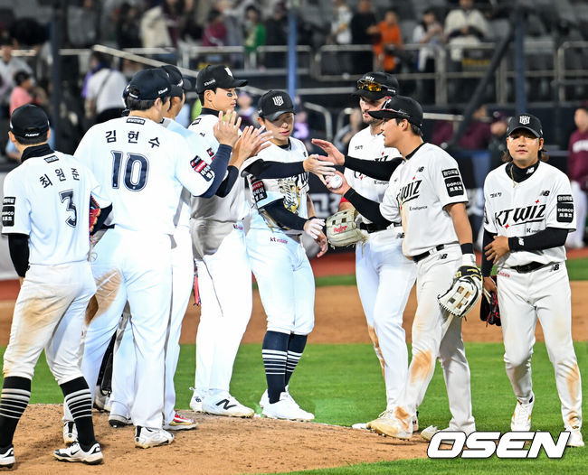 [OSEN=수원, 민경훈 기자] 18일 오후 수원 KT위즈파크에서 ‘2026 신한 SOL Bank KBO리그' KT 위즈와 키움 히어로즈의 경기가 열렸다.이 경기에서 KT는 키움에 4-2로 승리했다. 2위 KT는 4연승을 질주하며 선두 삼성 라이온즈 맹추격을 이어갔다. 시즌 13승 5패. 주말 3연전 위닝시리즈를 조기 확보하며 최근 3연속 위닝시리즈를 달성했다. 반면 5연패 늪에 빠진 꼴찌 키움은 4승 14패가 됐다.KT 선발 보쉴리는 6이닝 7피안타 무사사구 4탈삼진 2실점 80구 투구로 시즌 4승(무패)째를 신고했다. 데뷔 후 20이닝 연속 무실점에 성공하며 KBO리그 데뷔 후 연속 이닝 무실점 신기록을 세웠다. 보쉴리는 6회초 무사 2, 3루에서 첫 실점하며 연속 이닝 무실점 기록 행진이 22이닝에서 멈췄다.경기를 마치고 KT 선수들이 마운드 위에서 승리의 기쁨을 나누고 있다. 2026.04.18 / rumi@osen.co.kr