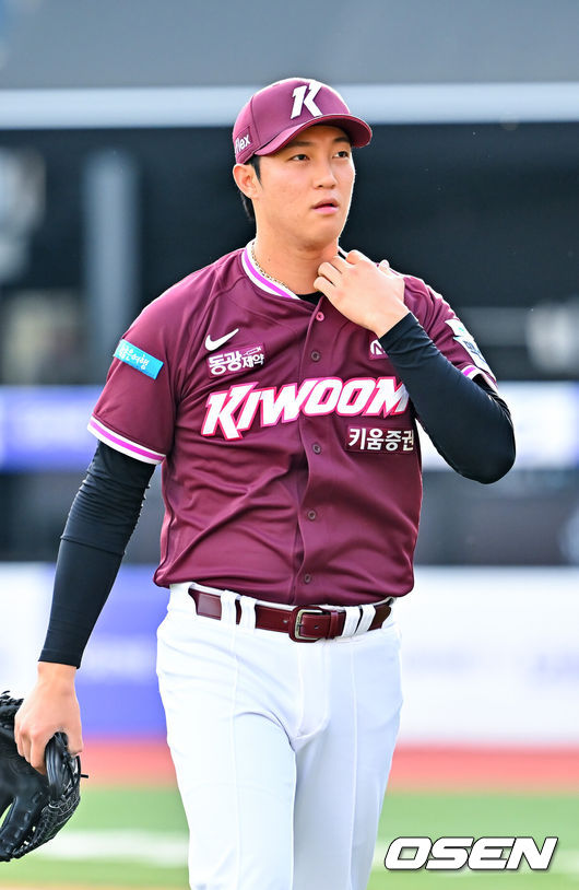 [OSEN=수원, 민경훈 기자] 18일 오후 수원 KT위즈파크에서 ‘2026 신한 SOL Bank KBO리그' KT 위즈와 키움 히어로즈의 경기가 열렸다.이날 KT는 보쉴리, 키움은 안우진을 선발투수로 내세웠다.2회말을 마친 키움 선발 안우진이 덕아웃으로 들어가고 있다. 2026.04.18 / rumi@osen.co.kr