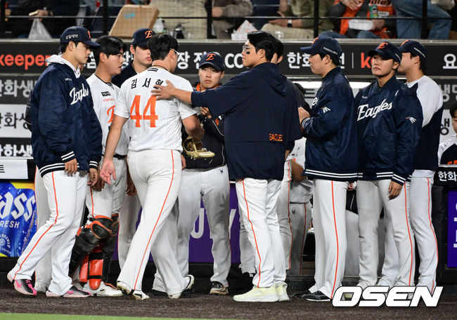 [OSEN=대전, 지형준 기자] 프로야구 삼성 라이온즈가 한화 이글스를 잡고 4연승을 질주했다. 박진만 감독이 이끄는 삼성은 14일 대전 한화생명 볼파크에서 열린 2026 신한 SOL KBO리그 한화와의 원정경기에서 6-5로 승리했다. 이날 승리로 4연승을 질주한 삼성은 시즌 전적 9승4패1무를 만들었다. 4연패에 빠진 한화는 6승8패가 됐다.9회초 2사 만루에서 한화 김서현이 삼성 이해승에게 밀어내기 볼넷으로 역전을 허용하며 교체되고 있다. 2026.04.14/ jpnews@osen.co.kr