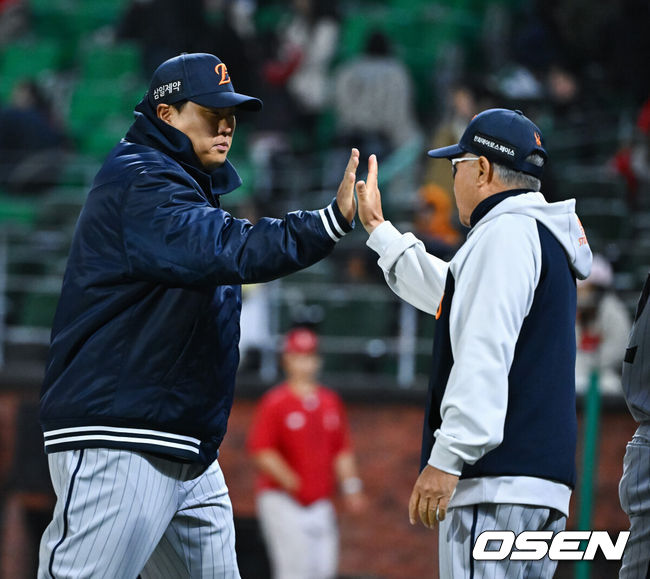 [OSEN=인천, 박준형 기자]프로야구 한화 이글스가 프랜차이즈 에이스 류현진(39)의 호투에 힘입어 승리를 거뒀다.한화는 7일 인천 SSG랜더스필드에서 열린 ‘2026 신한은행 SOL Bank KBO리그’ SSG 랜더스와의 경기에서 6-2로 승리했다.경기종료 후 한화 김경문 감독이 류현진이 하이하이브를 하고 있다.   2026.04.07 / soul1014@osen.co.kr