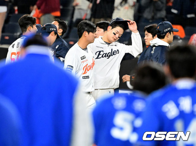 [OSEN=대전, 지형준 기자] 프로야구 삼성 라이온즈가 한화 이글스를 잡고 4연승을 질주했다. 이겼다기보단 승리를 '당한' 모양에 가까웠다.박진만 감독이 이끄는 삼성은 14일 대전 한화생명 볼파크에서 열린 2026 신한 SOL KBO리그 한화와의 원정경기에서 6-5로 승리했다. 이날 승리로 4연승을 질주한 삼성은 시즌 전적 9승4패1무를 만들었다. 4연패에 빠진한화는 6승8패가 됐다.경기를 마치고 한화 김서현이 패배를 아쉬워하고 있다. 2026.04.14/ jpnews@osen.co.kr