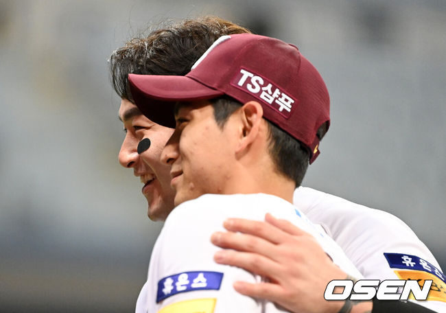 [OSEN=고척, 지형준 기자] 키움 히어로즈가 시즌 최종전까지 포스트시즌 희망을 이어갔다.키움은 29일 서울 고척스카이돔에서 열린 ‘2021 신한은행 SOL KBO리그’ KT 위즈와의 경기에서 4-2로 승리했다. 이날 경기가 없었던 5위 SSG를 0.5게임차로 추격한 키움은 오는 30일 최종전에서 승리하고 SSG가 패하면 포스트시즌에 진출할 수 있다.경기를 마치고 키움 박병호, 이정후가 미소짓고 있다. 2021.10.29 /jpnews@osen.co.kr