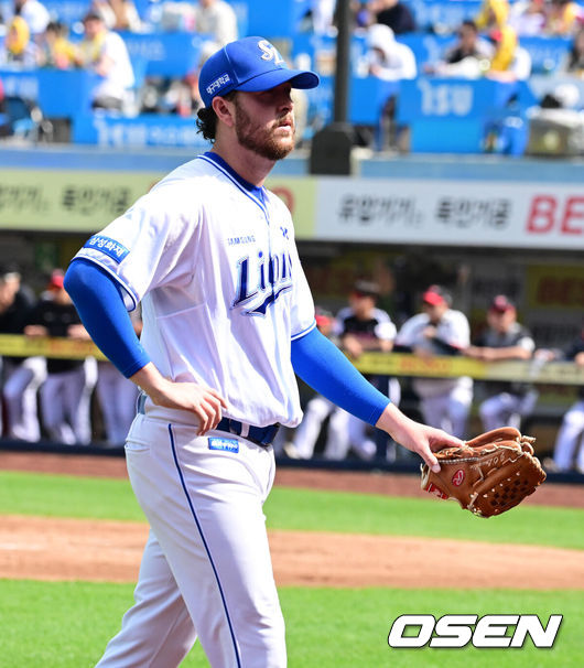 [OSEN=대구, 지형준 기자] 18일 대구삼성라이온즈파크에서 2026 신한 SOL KBO리그 삼성 라이온즈와 LG 트윈스의 경기가 열렸다.7연승에 도전하는 삼성은 잭 오러클린, LG는 임찬규가 선발로 나섰다.4회초 1사에서 삼성 오러클린이 LG 오지환에 헤드샷을 허용하며 퇴장을 당하고 있다. 2026.04.18/ jpnews@osen.co.kr