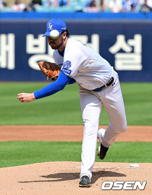 [OSEN=대구, 지형준 기자] 18일 대구삼성라이온즈파크에서 2026 신한 SOL KBO리그 삼성 라이온즈와 LG 트윈스의 경기가 열렸다.7연승에 도전하는 삼성은 잭 오러클린, LG는 임찬규가 선발로 나섰다.1회초 삼성 오러클린이 역투하고 있다. 2026.04.18/ jpnews@osen.co.kr