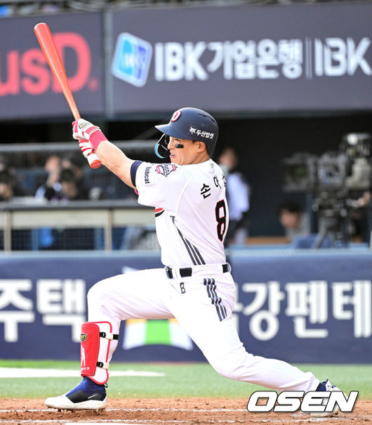 [OSEN=잠실, 최규한 기자] 18일 오후 서울 잠실야구장에서 ‘2026 신한 SOL KBO리그’ 두산 베어스와 KIA 타이거즈의 경기가 열렸다.홈팀 두산은 최승용, 방문팀 KIA는 애덤 올러를 선발로 내세웠다.3회말 무사 선두타자로 나선 두산 손아섭이 왼쪽 2루타를 날리고 있다. 2026.04.18 / dreamer@osen.co.kr
