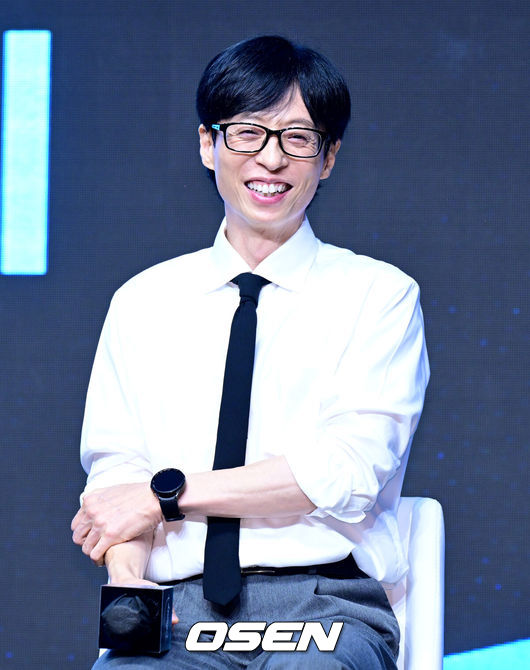 [OSEN=지형준 기자] 6일 오전 서울 여의도 콘래드 서울 호텔에서 디즈니+ 오리지널 예능 ‘더 존: 버텨야 산다 시즌3’ 제작발표회가 열렸다.‘더 존: 버텨야 산다 시즌3’는 오직 4시간, 끝없는 AI의 공격부터 내 집 마련 전세 대출금 갚기, 선을 넘지 않고 버티기 등 극한의 현실공감 미션을 버티기 위해 더 강력하게 돌아온 ‘존버즈’ 유재석, 권유리, 김동현, 덱스의 ‘도파민 ON’ 버라이어티. 오는 7일 공개된다.유재석이 간담회를 하고 있다. 2024.08.06 / jpnews@osen.co.kr
