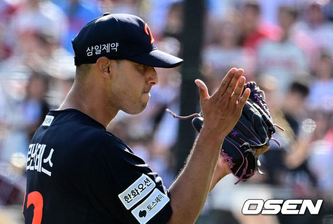 [OSEN=부산, 지형준 기자] 19일 부산 사직야구장에서 2026 신한 SOL KBO리그 롯데 자이언츠와 한화 이글스의 경기가 열렸다.롯데는 박세웅, 한화는 에르난데스가 선발로 나섰다.6회말 1사 1루에서 한화 에르난데스가 롯데 한동희를 병살 처리하며 기뻐하고 있다. 2026.04.19/ jpnews@osen.co.kr