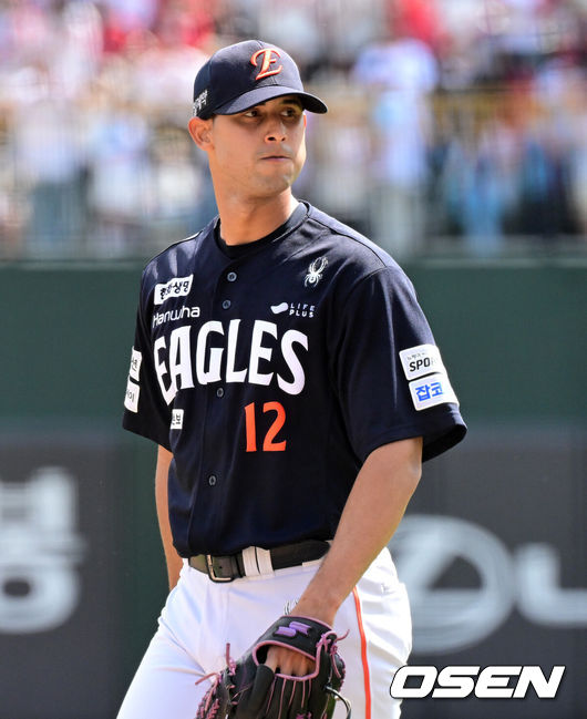 [OSEN=부산, 지형준 기자] 19일 부산 사직야구장에서 2026 신한 SOL KBO리그 롯데 자이언츠와 한화 이글스의 경기가 열렸다.롯데는 박세웅, 한화는 에르난데스가 선발로 나섰다.1회말 수비를 마친 한화 에르난데스가 더그아웃으로 향하고 있다. 2026.04.19/ jpnews@osen.co.kr