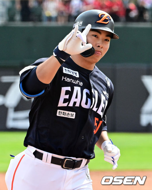 [OSEN=부산, 지형준 기자] 19일 부산 사직야구장에서 2026 신한 SOL KBO리그 롯데 자이언츠와 한화 이글스의 경기가 열렸다.롯데는 박세웅, 한화는 에르난데스가 선발로 나섰다.3회초 2사에서 한화 문현빈이 우월 솔로포를 날리며 기뻐하고 있다. 2026.04.19/ jpnews@osen.co.kr