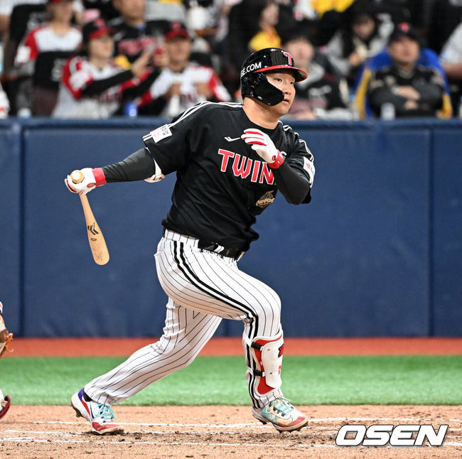 [OSEN=고척, 이대선 기자] 5일 서울 고척스카이돔에서 2026 신한 SOL KBO리그 키움 히어로즈와 LG 트윈스의 경기가 열렸다.이날 키움은 와일스, LG는 톨허스트를 선발로 내세웠다.3� 2사에서 LG 문보경이 우전 안타를 치고 있다. 2026.04.05 /sunday@osen.co.kr