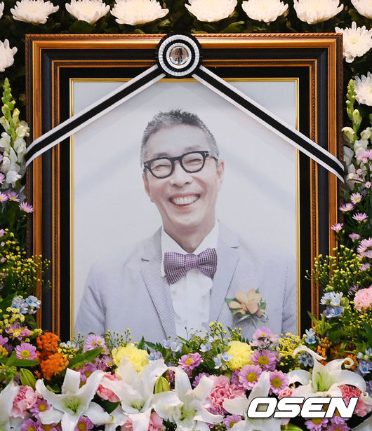 [OSEN=사진팀] 코미디언 故서세원의 빈소가 30일 서울 아산병원 장례식장에 차려졌다.  서세원은 지난 20일 오전 11시께 캄보디아 프놈펜 한인병원에서 사망했다. 30일부터 한국코미디언협회장으로 장례가 치러진다. 캄보디아에서 화장된 서세원의 유해도 이날 국내에 도착한다. 발인은 5월2일.2023.04.30 /photo@osen.co.kr<사진=사진공동취재단>