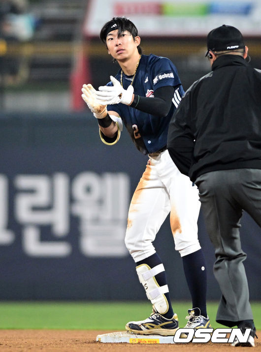 [OSEN=수원, 조은정 기자]마법사군단이 천신만고 끝 연패를 끊었다.KT 위즈는 11일 수원KT위즈파크에서 열린 2026 신한 SOL KBO리그 두산 베어스와의 시즌 2차전에서 6-4로 승리했다.8회초 무사 1루에서 두산 김민석이 우익선상으로 2루타를 날린 뒤 기뻐하고 있다. 2026.04.11 /cej@osen.co.kr