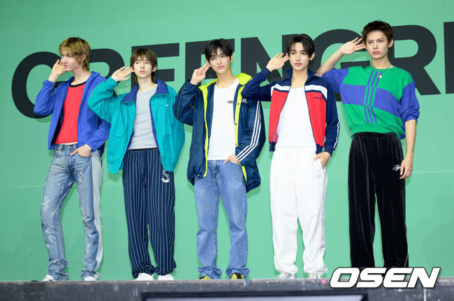 [OSEN=이대선 기자] 20일 오후 서울 예스24 라이브홀에서 그룹 코르티스(CORTIS)가 두 번째 미니 앨범 타이틀곡 'REDRED' 발매 미디어 쇼케이스가 열렸다.코르티스는 이날 오후 6시 미니2집 타이틀곡 ‘REDRED’(레드레드) 음원과 뮤직비디오를 공개한다. 5월 4일 정식 발매될 신보 ‘GREENGREEN’(그린그린)의 타이틀곡을 먼저 선보이고 본격적인 컴백 활동을 시작한다.코르티스가 포토타임을 가지고 있다. 2026.04.20 /sunday@osen.co.kr