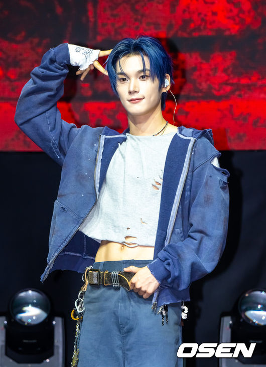 [OSEN=박준형 기자] 20일 오후 서울 영등포 명화라이브홀에서 그룹 이븐(EVNNE) 컴백 쇼케이스가 진행됐다.이븐은 첫 싱글앨범 ‘뱉어’(Backtalk)와 뮤직비디오를 공개하며 본격적인 활동에 돌입한다. 이들은 지난 2023년 보이즈 플래닛을 통해 결성된 이후 약 2년 3개월간 다양한 음악을 선보이며 팬덤을 확장해왔다. 이번 앨범을 통해 5인조로 새롭게 재편된 ‘뉴 이븐’으로 돌아오며 기대감을 높이고 있다.  이븐 멤버 박한빈이 포즈를 취하고 있다.  2026.04.20 / soul1014@osen.co.kr