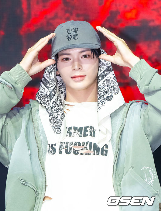 [OSEN=박준형 기자] 20일 오후 서울 영등포 명화라이브홀에서 그룹 이븐(EVNNE) 컴백 쇼케이스가 진행됐다.이븐은 첫 싱글앨범 ‘뱉어’(Backtalk)와 뮤직비디오를 공개하며 본격적인 활동에 돌입한다. 이들은 지난 2023년 보이즈 플래닛을 통해 결성된 이후 약 2년 3개월간 다양한 음악을 선보이며 팬덤을 확장해왔다. 이번 앨범을 통해 5인조로 새롭게 재편된 ‘뉴 이븐’으로 돌아오며 기대감을 높이고 있다.  이븐 멤버 문정현이 포즈를 취하고 있다.  2026.04.20 / soul1014@osen.co.kr