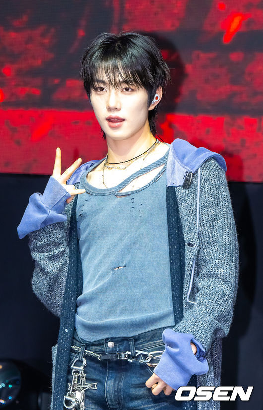 [OSEN=박준형 기자] 20일 오후 서울 영등포 명화라이브홀에서 그룹 이븐(EVNNE) 컴백 쇼케이스가 진행됐다.이븐은 첫 싱글앨범 ‘뱉어’(Backtalk)와 뮤직비디오를 공개하며 본격적인 활동에 돌입한다. 이들은 지난 2023년 보이즈 플래닛을 통해 결성된 이후 약 2년 3개월간 다양한 음악을 선보이며 팬덤을 확장해왔다. 이번 앨범을 통해 5인조로 새롭게 재편된 ‘뉴 이븐’으로 돌아오며 기대감을 높이고 있다.  이븐 멤버 박지후가 포즈를 취하고 있다.  2026.04.20 / soul1014@osen.co.kr
