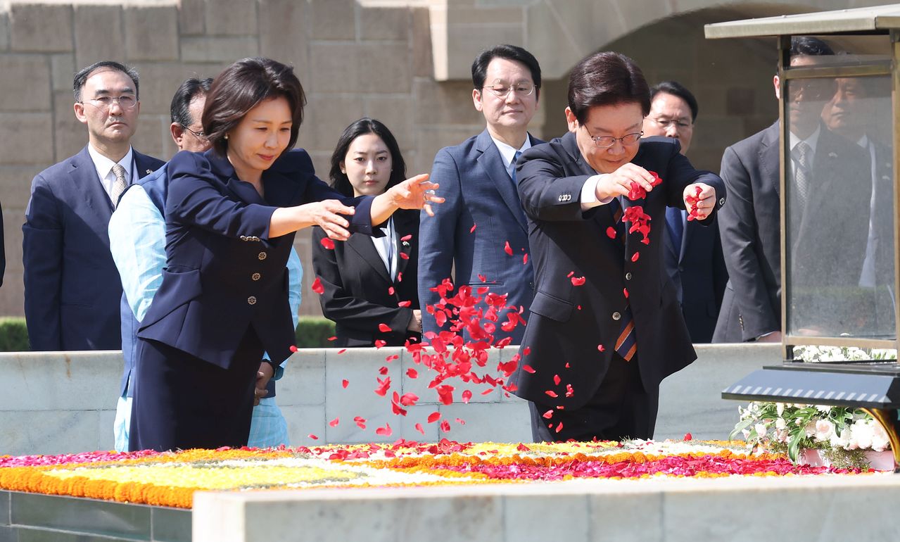인도를 국빈 방문중인 이재명 대통령이 20일 인도 뉴델리 마하트마 간디 묘역을 참배하고 있다. 전민규 기자
