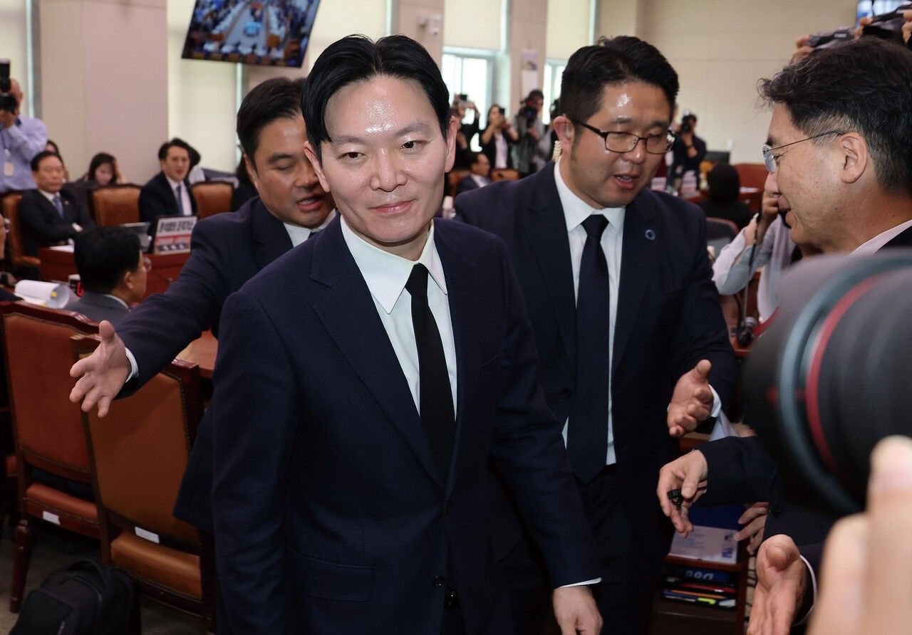 4월 14일 국회 ‘윤석열 정권 정치검찰 조작 기소 의혹 사건 진상규명’ 국정조사특별위원회에서 열린 쌍방울 대북 송금 사건 관련 청문회에서 사건을 수사했던 박상용 검사가 증인선서를 거부하고 서영교 위원장의 대기 장소 이동 조치에 따라 회의장을 나서고 있다. [연합뉴스]