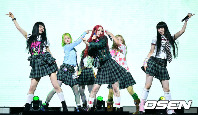 [OSEN=최규한 기자] 신인 걸그룹 언차일드(UNCHILD)가 21일 오후 서울 한남동 블루스퀘어 우리WON뱅킹홀에서 데뷔 싱글'위 아 언차일드'(We Are UNCHILD) 발매 쇼케이스를 가졌다.언차일드(박예은,히키, 티나,아코,이본, 나하은)는 ‘평범함’을 거부하는 접두사 ‘UN-’을 통해 정해진 틀에 얽매이지 않고 자신들만의 독특한 개성을 특별한 에너지로 승화시키겠다는 포부를 팀명에 담았다.언차일드가 타이틀곡 무대를 펼치고 있다. 2026.04.21 / dreamer@osen.co.kr