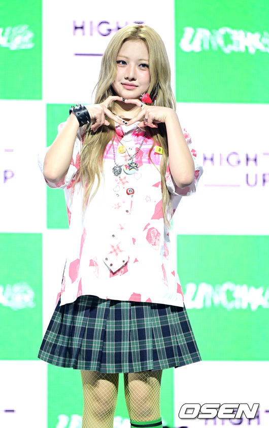 [OSEN=최규한 기자] 신인 걸그룹 언차일드(UNCHILD)가 21일 오후 서울 한남동 블루스퀘어 우리WON뱅킹홀에서 데뷔 싱글'위 아 언차일드'(We Are UNCHILD) 발매 쇼케이스를 가졌다.언차일드(박예은,히키, 티나,아코,이본, 나하은)는 ‘평범함’을 거부하는 접두사 ‘UN-’을 통해 정해진 틀에 얽매이지 않고 자신들만의 독특한 개성을 특별한 에너지로 승화시키겠다는 포부를 팀명에 담았다.언차일드 나하은이 포토타임을 하고 있다. 2026.04.21 / dreamer@osen.co.kr