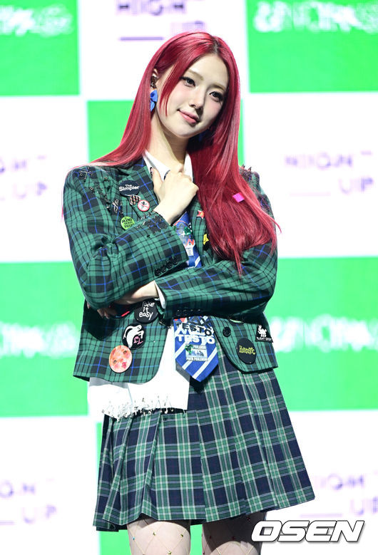 [OSEN=최규한 기자] 신인 걸그룹 언차일드(UNCHILD)가 21일 오후 서울 한남동 블루스퀘어 우리WON뱅킹홀에서 데뷔 싱글'위 아 언차일드'(We Are UNCHILD) 발매 쇼케이스를 가졌다.언차일드(박예은,히키, 티나,아코,이본, 나하은)는 ‘평범함’을 거부하는 접두사 ‘UN-’을 통해 정해진 틀에 얽매이지 않고 자신들만의 독특한 개성을 특별한 에너지로 승화시키겠다는 포부를 팀명에 담았다.언차일드 박예은이 포토타임을 하고 있다. 2026.04.21 / dreamer@osen.co.kr