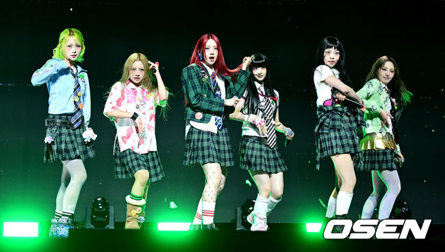 [OSEN=최규한 기자] 신인 걸그룹 언차일드(UNCHILD)가 21일 오후 서울 한남동 블루스퀘어 우리WON뱅킹홀에서 데뷔 싱글'위 아 언차일드'(We Are UNCHILD) 발매 쇼케이스를 가졌다.언차일드(박예은,히키, 티나,아코,이본, 나하은)는 ‘평범함’을 거부하는 접두사 ‘UN-’을 통해 정해진 틀에 얽매이지 않고 자신들만의 독특한 개성을 특별한 에너지로 승화시키겠다는 포부를 팀명에 담았다.언차일드 멤버들이 타이틀곡 무대를 펼치고 있다. 2026.04.21 / dreamer@osen.co.kr