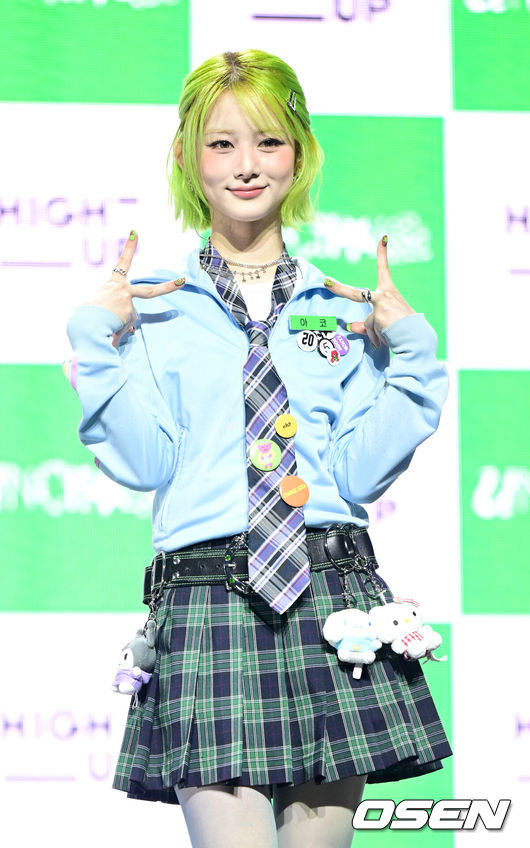 [OSEN=최규한 기자] 신인 걸그룹 언차일드(UNCHILD)가 21일 오후 서울 한남동 블루스퀘어 우리WON뱅킹홀에서 데뷔 싱글'위 아 언차일드'(We Are UNCHILD) 발매 쇼케이스를 가졌다.언차일드(박예은,히키, 티나,아코,이본, 나하은)는 ‘평범함’을 거부하는 접두사 ‘UN-’을 통해 정해진 틀에 얽매이지 않고 자신들만의 독특한 개성을 특별한 에너지로 승화시키겠다는 포부를 팀명에 담았다.언차일드 아코가 포토타임을 하고 있다. 2026.04.21 / dreamer@osen.co.kr