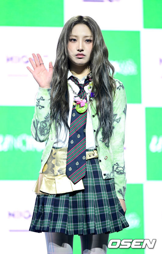 [OSEN=최규한 기자] 신인 걸그룹 언차일드(UNCHILD)가 21일 오후 서울 한남동 블루스퀘어 우리WON뱅킹홀에서 데뷔 싱글'위 아 언차일드'(We Are UNCHILD) 발매 쇼케이스를 가졌다.언차일드(박예은,히키, 티나,아코,이본, 나하은)는 ‘평범함’을 거부하는 접두사 ‘UN-’을 통해 정해진 틀에 얽매이지 않고 자신들만의 독특한 개성을 특별한 에너지로 승화시키겠다는 포부를 팀명에 담았다.언차일드 히키가 포토타임을 하고 있다. 2026.04.21 / dreamer@osen.co.kr