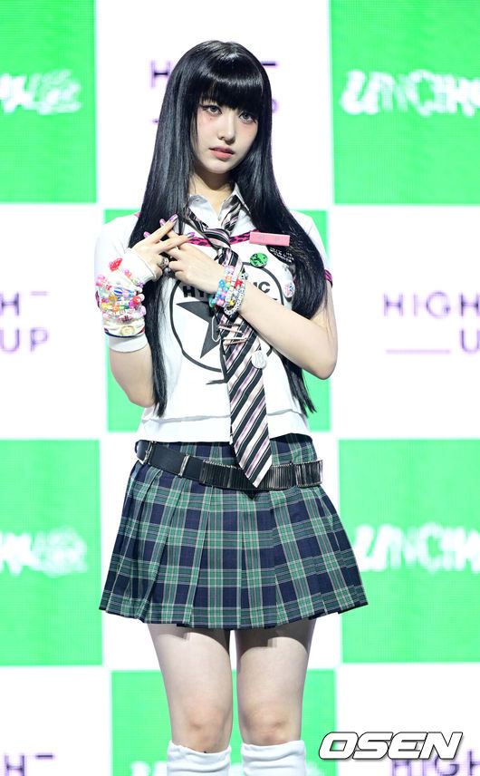 [OSEN=최규한 기자] 신인 걸그룹 언차일드(UNCHILD)가 21일 오후 서울 한남동 블루스퀘어 우리WON뱅킹홀에서 데뷔 싱글'위 아 언차일드'(We Are UNCHILD) 발매 쇼케이스를 가졌다.언차일드(박예은,히키, 티나,아코,이본, 나하은)는 ‘평범함’을 거부하는 접두사 ‘UN-’을 통해 정해진 틀에 얽매이지 않고 자신들만의 독특한 개성을 특별한 에너지로 승화시키겠다는 포부를 팀명에 담았다.언차일드 이본이 포토타임을 하고 있다. 2026.04.21 / dreamer@osen.co.kr